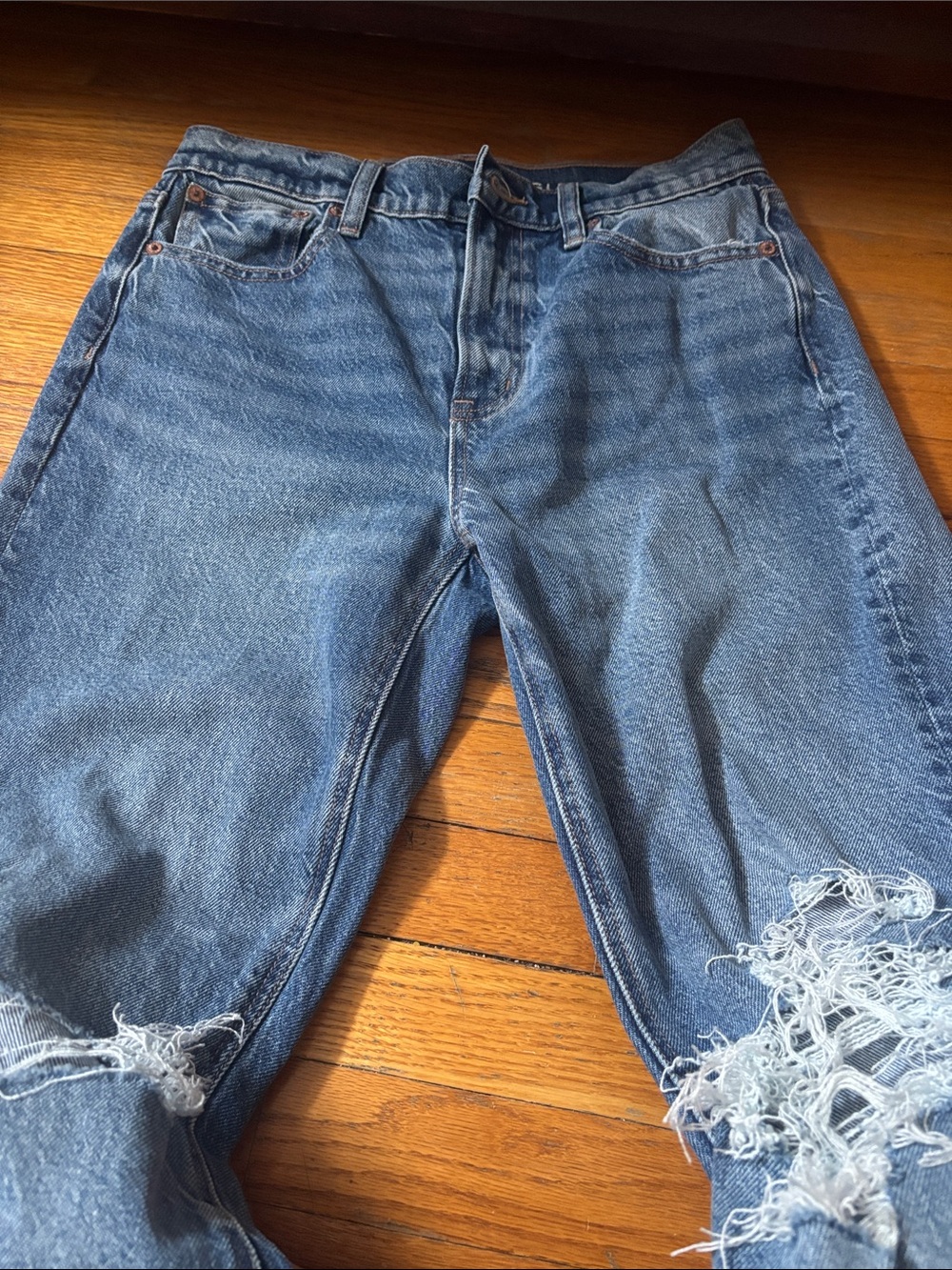 Distressed Boyfriend Jeans in Medium Blue